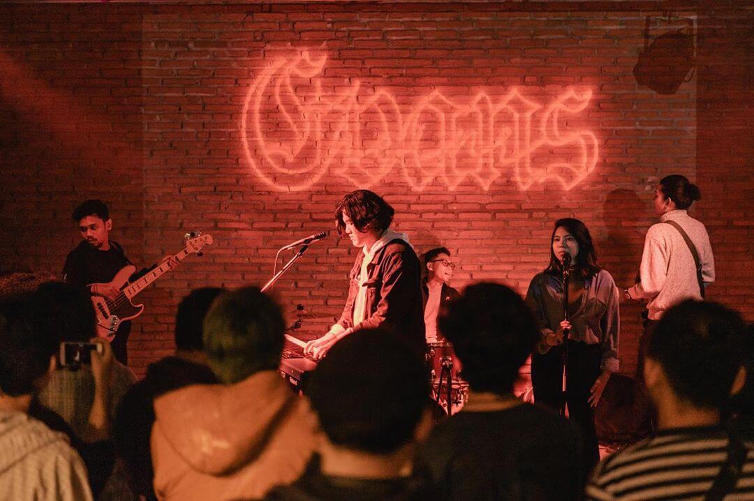 Penampilan band Yallfears di Backline Creative Warehouse